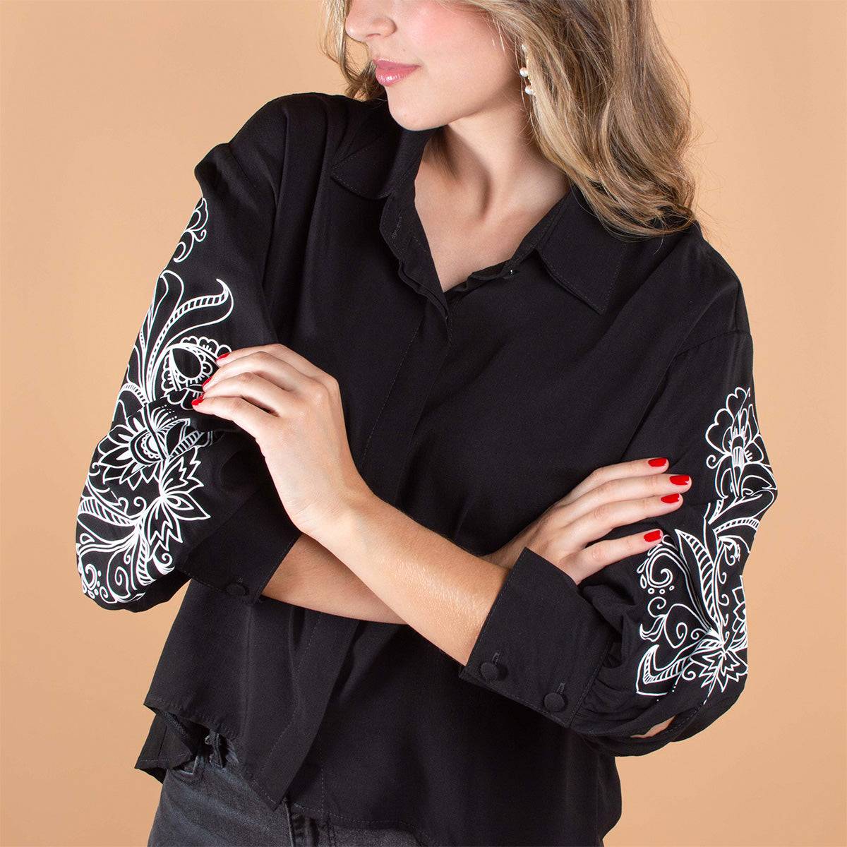 Blusa color negro con bordado en manga