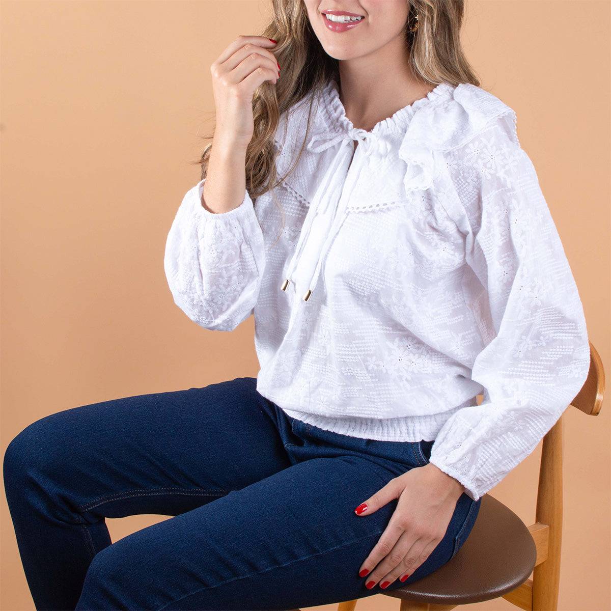 Blusa color blanco con boleros y moño ajustable en cuello