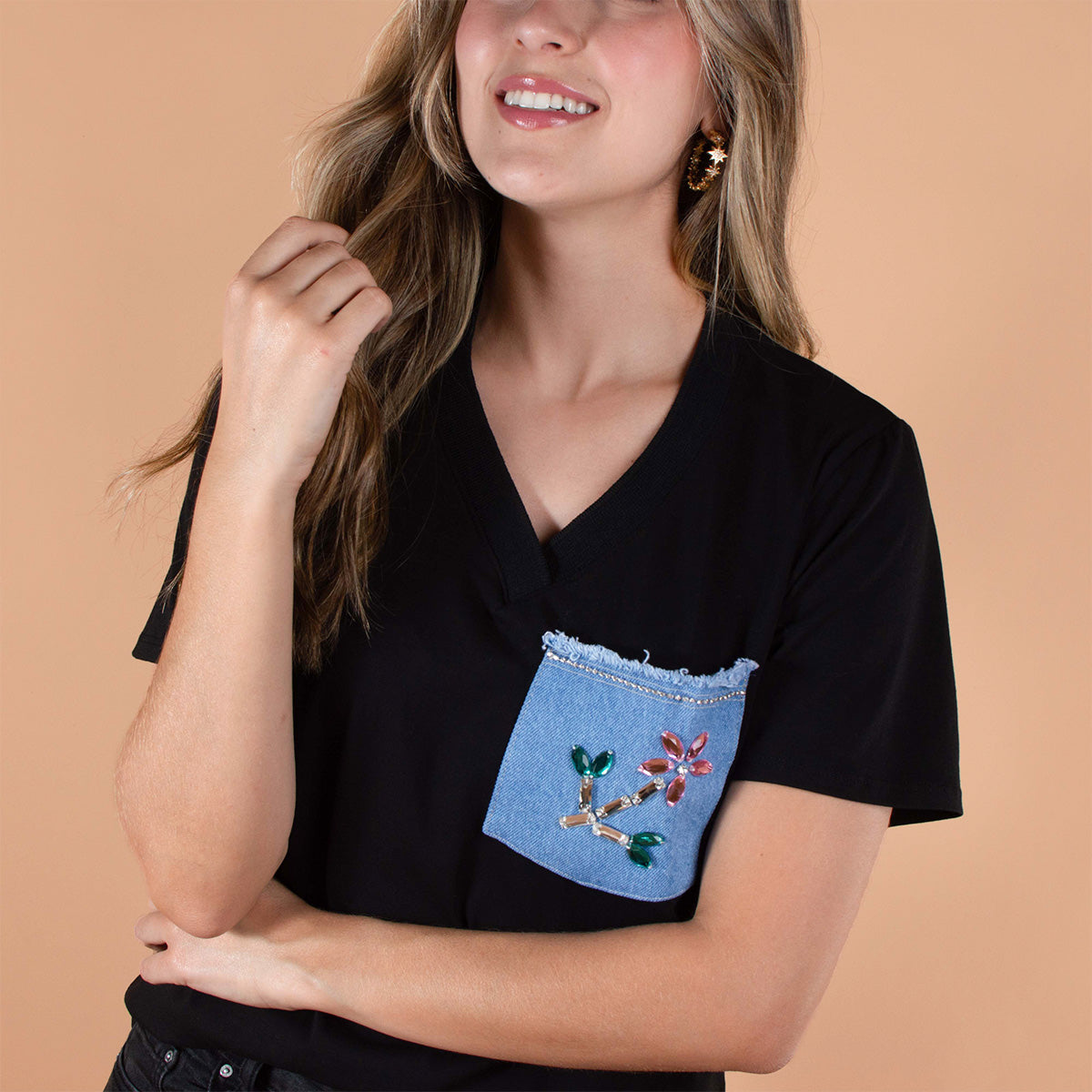 Camiseta color negro con bolsillo y piedras 103931