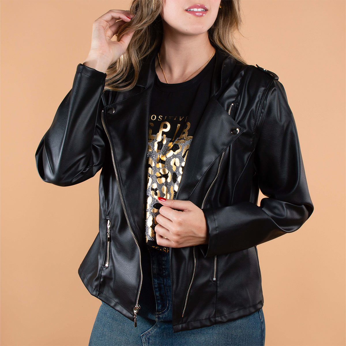 Chaqueta color negro efecto cuero y bolsillos con cierre 103936