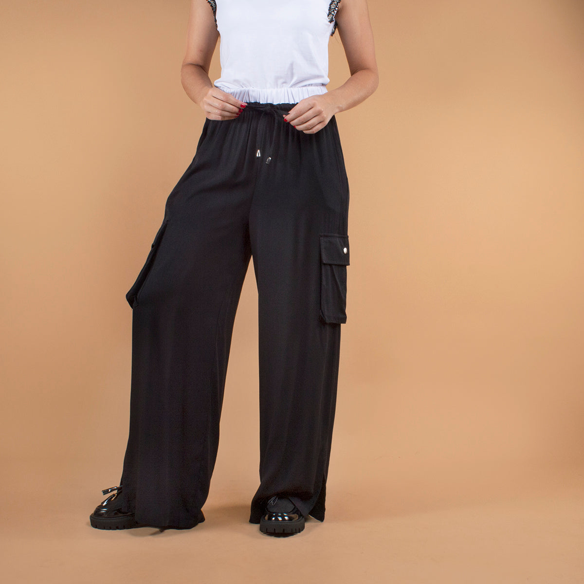 Pantalón tipo cargo color negro con resorte en cintura 103942