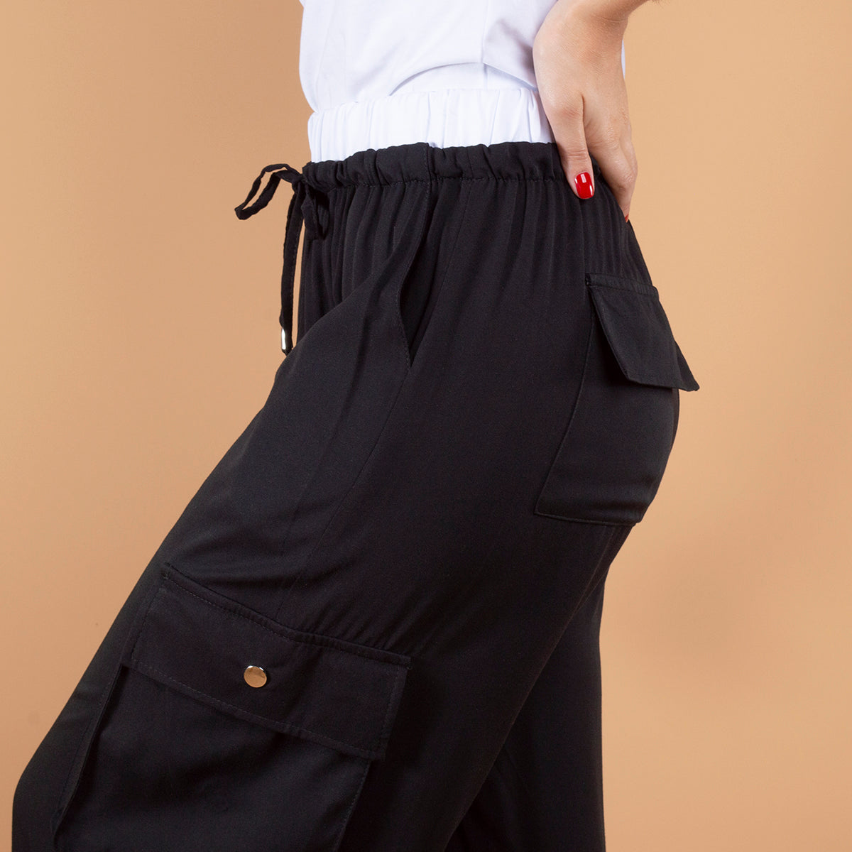 Pantalón tipo cargo color negro con resorte en cintura 103942