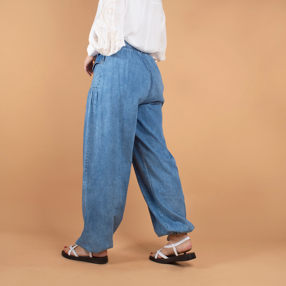 Pantalón color azul con recogido en bota 103943
