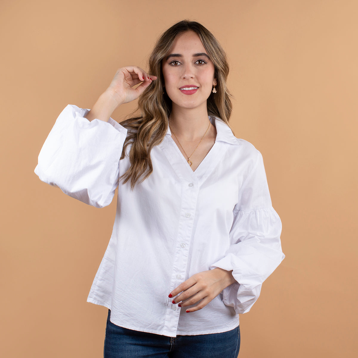 Blusa color blanco con recogido en manga