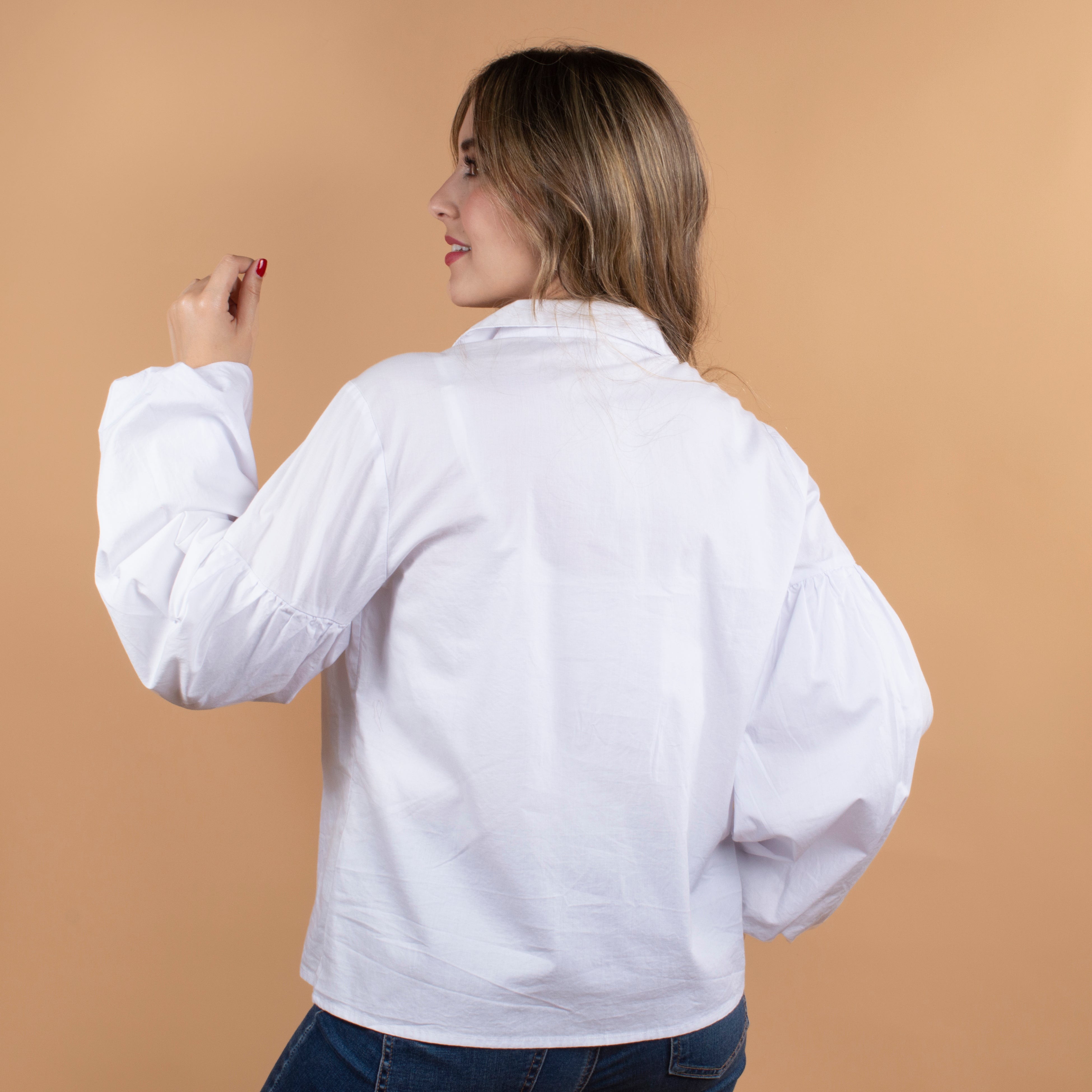 Blusa color blanco con recogido en manga