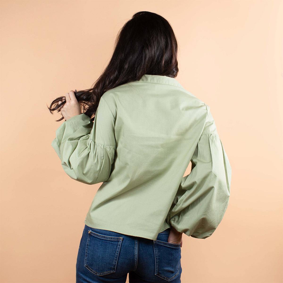 Blusa color verde con recogido en manga