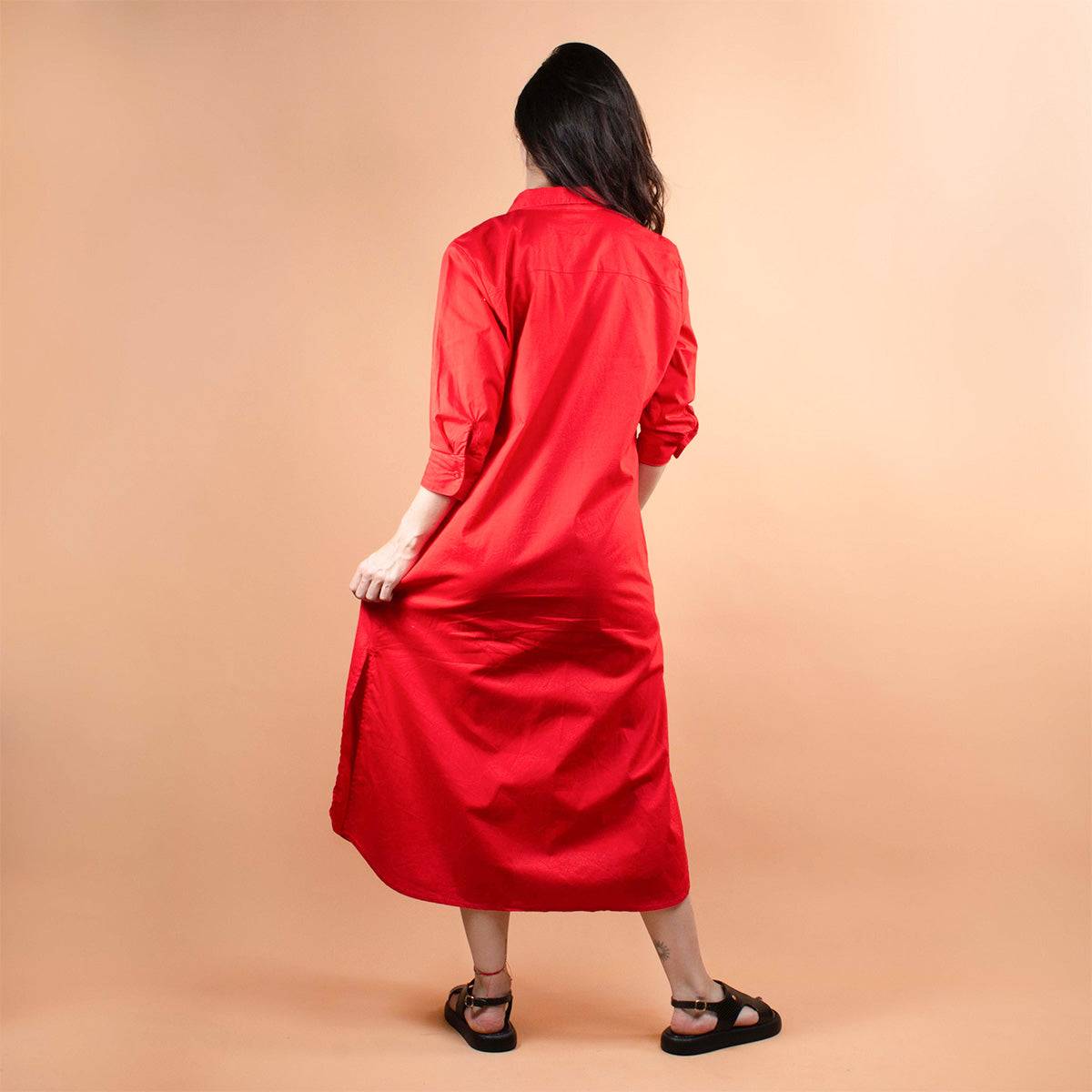 Vestido color rojo con bolsillos y aberturas laterales
