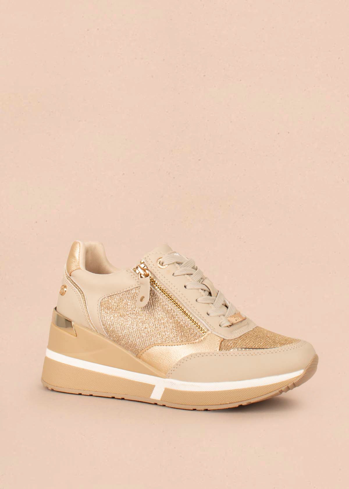 Tenis casuales color beige con cierre lateral 103982