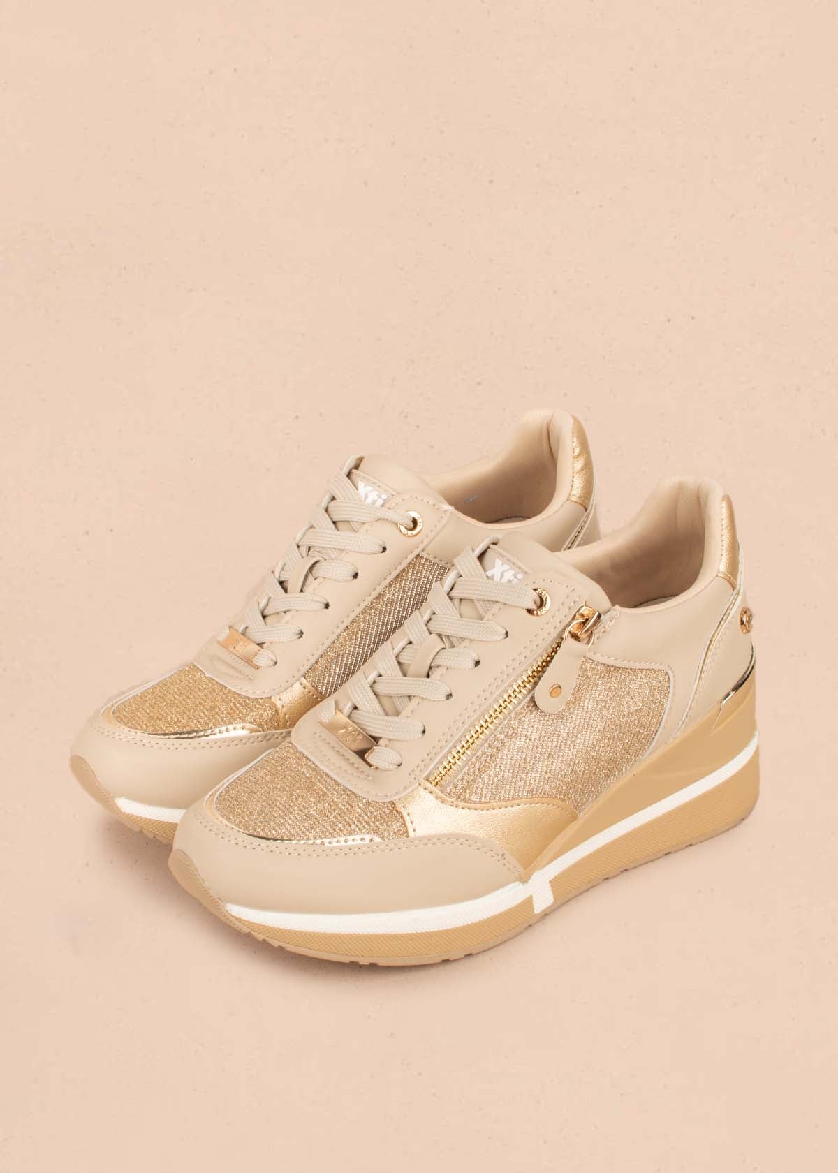 Tenis casuales color beige con cierre lateral 103982