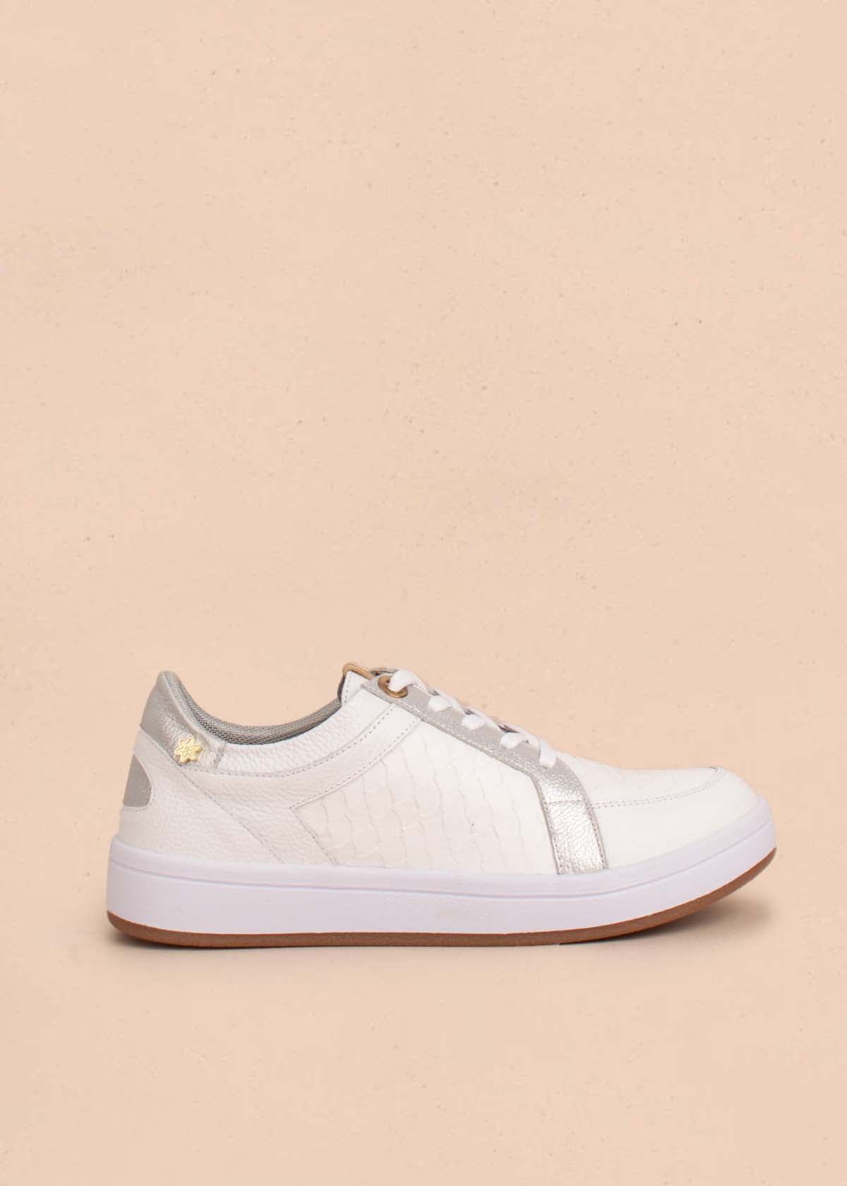 Tenis casuales en cuero color blanco con textura croco 104017