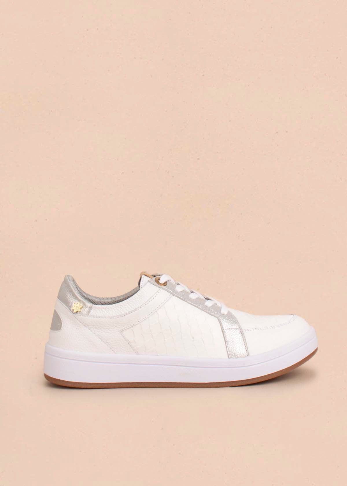 Tenis casuales en cuero color blanco con textura croco 104017