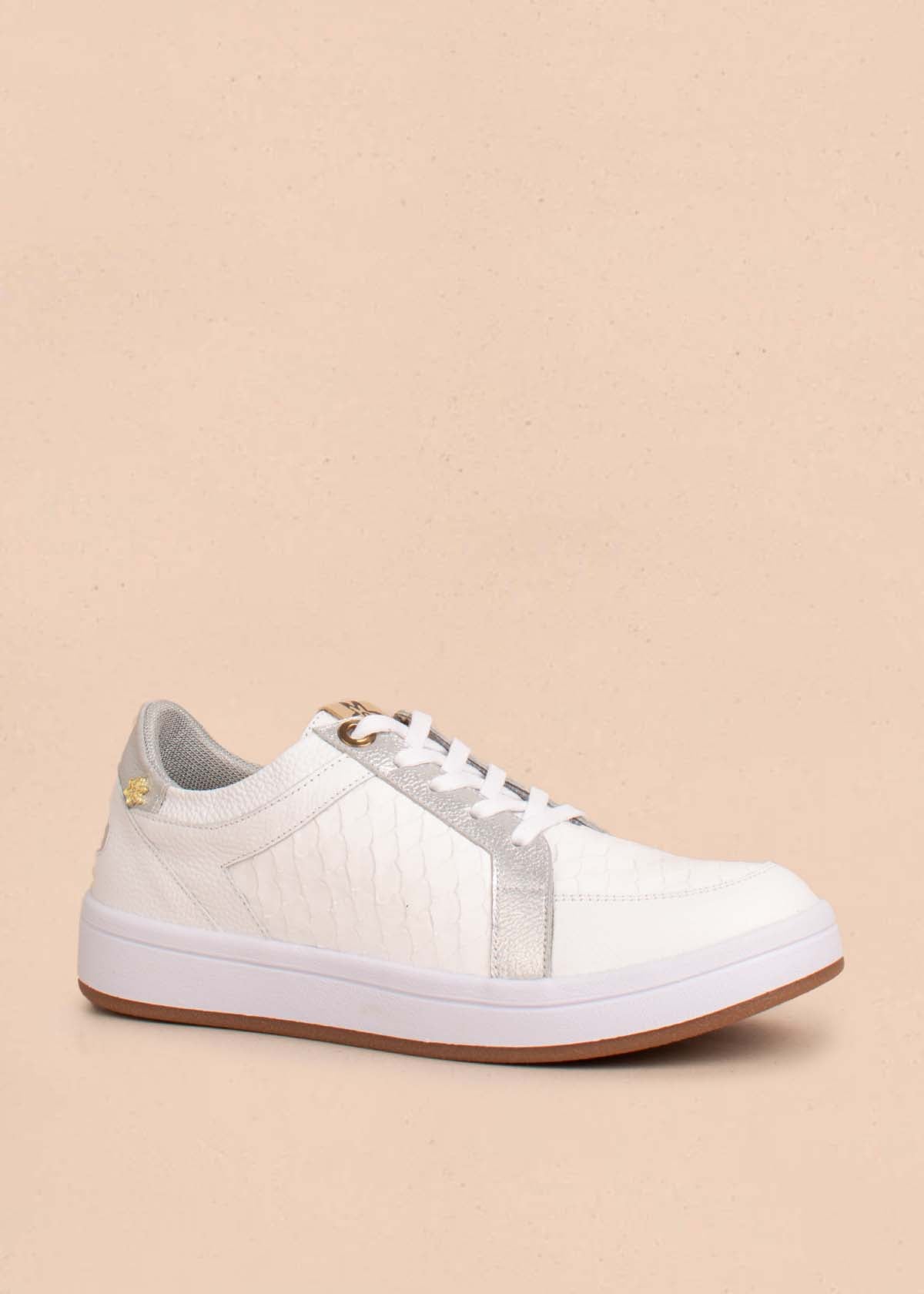 Tenis casuales en cuero color blanco con textura croco 104017