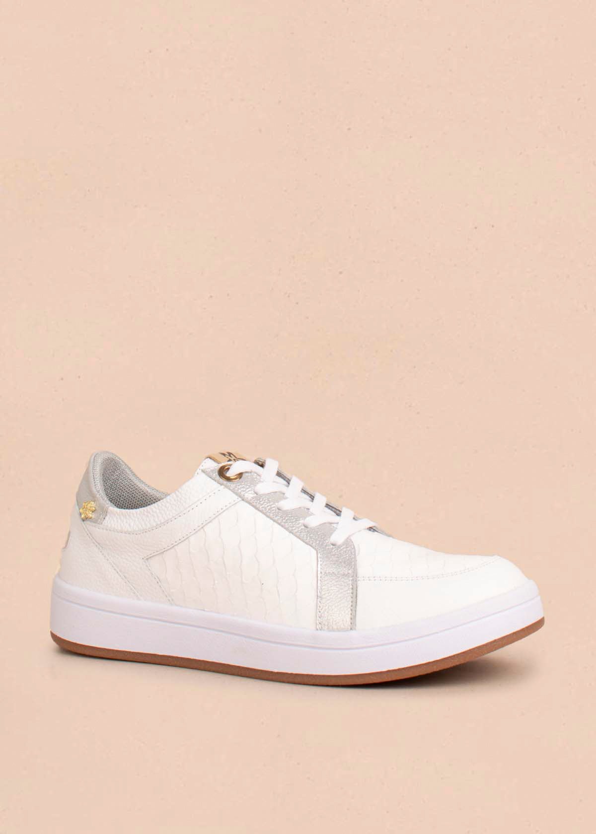 Tenis casuales en cuero color blanco con textura croco 104017