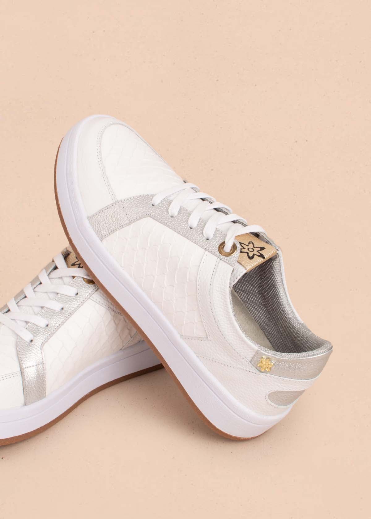 Tenis casuales en cuero color blanco con textura croco 104017