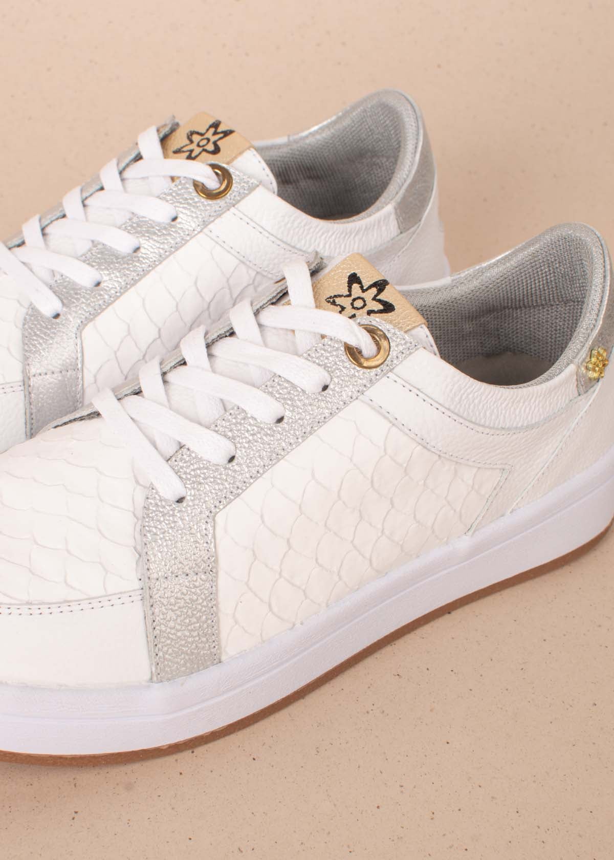 Tenis casuales en cuero color blanco con textura croco 104017