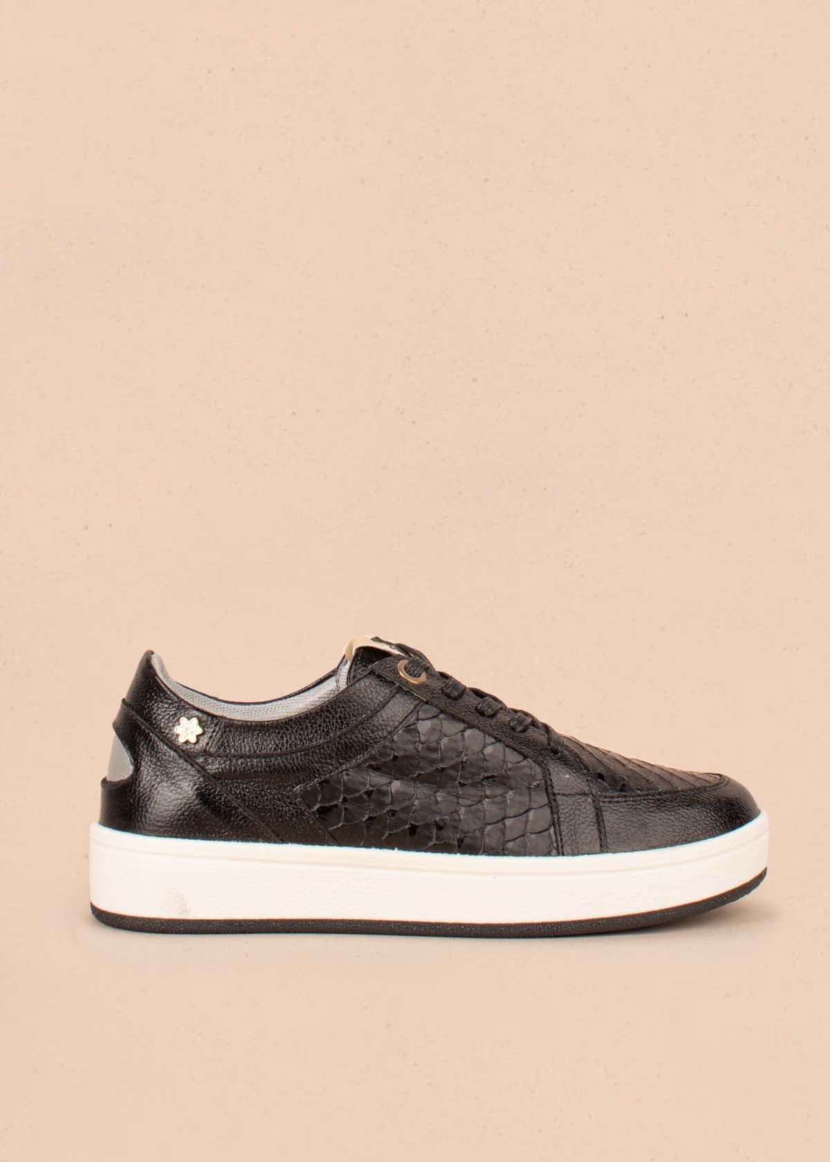 Tenis casuales en cuero color negro con textura croco 104017