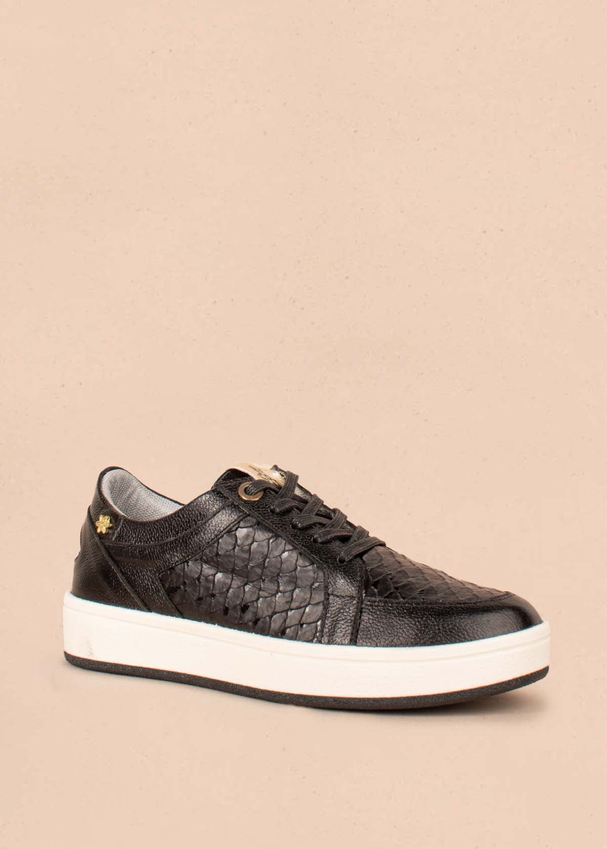 Tenis casuales en cuero color negro con textura croco 104017