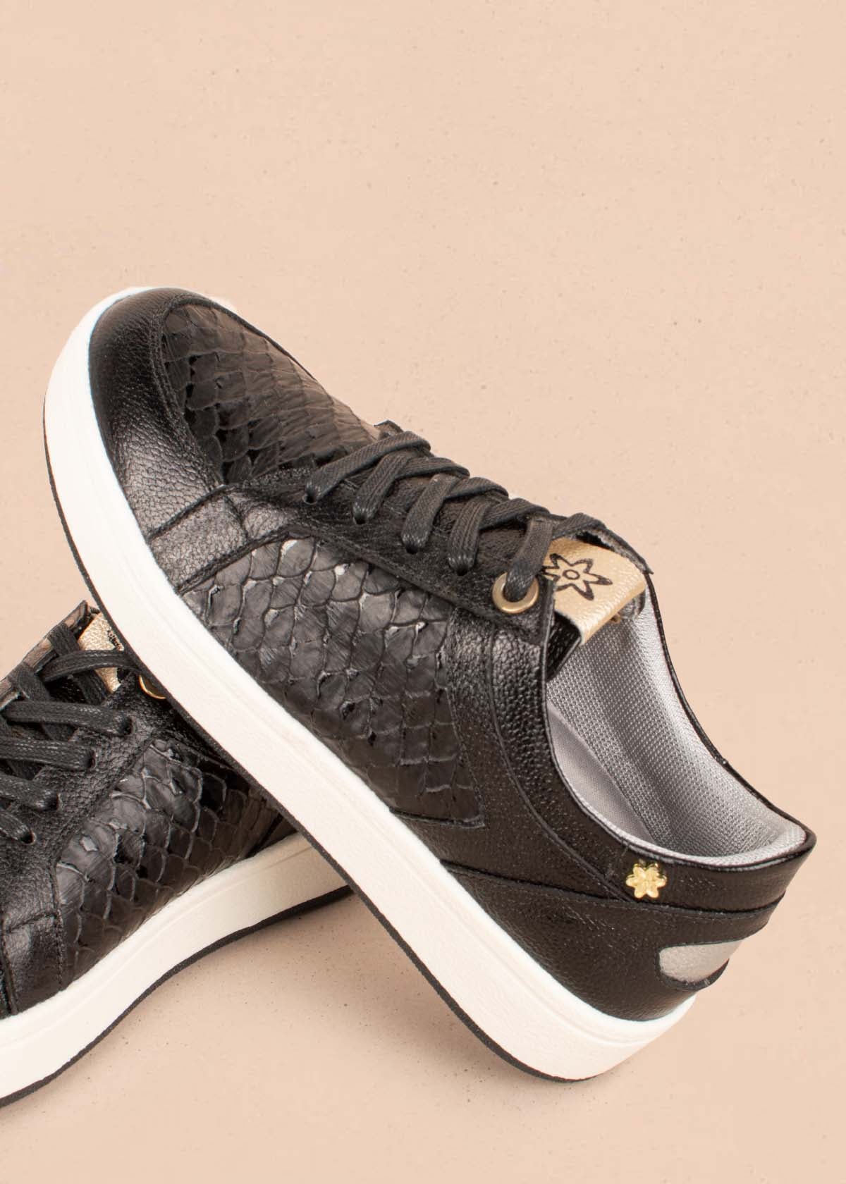 Tenis casuales en cuero color negro con textura croco 104017