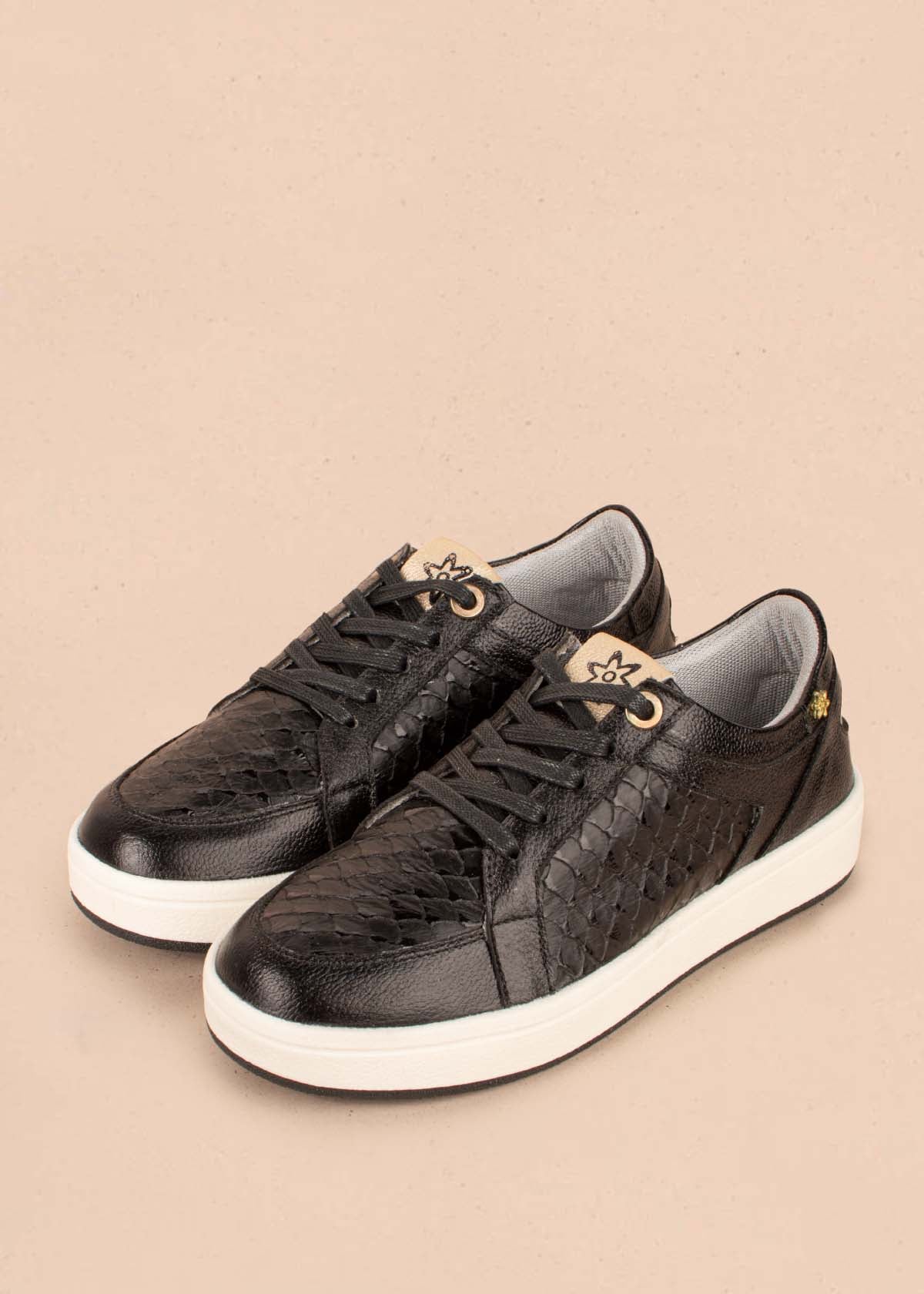 Tenis casuales en cuero color negro con textura croco 104017