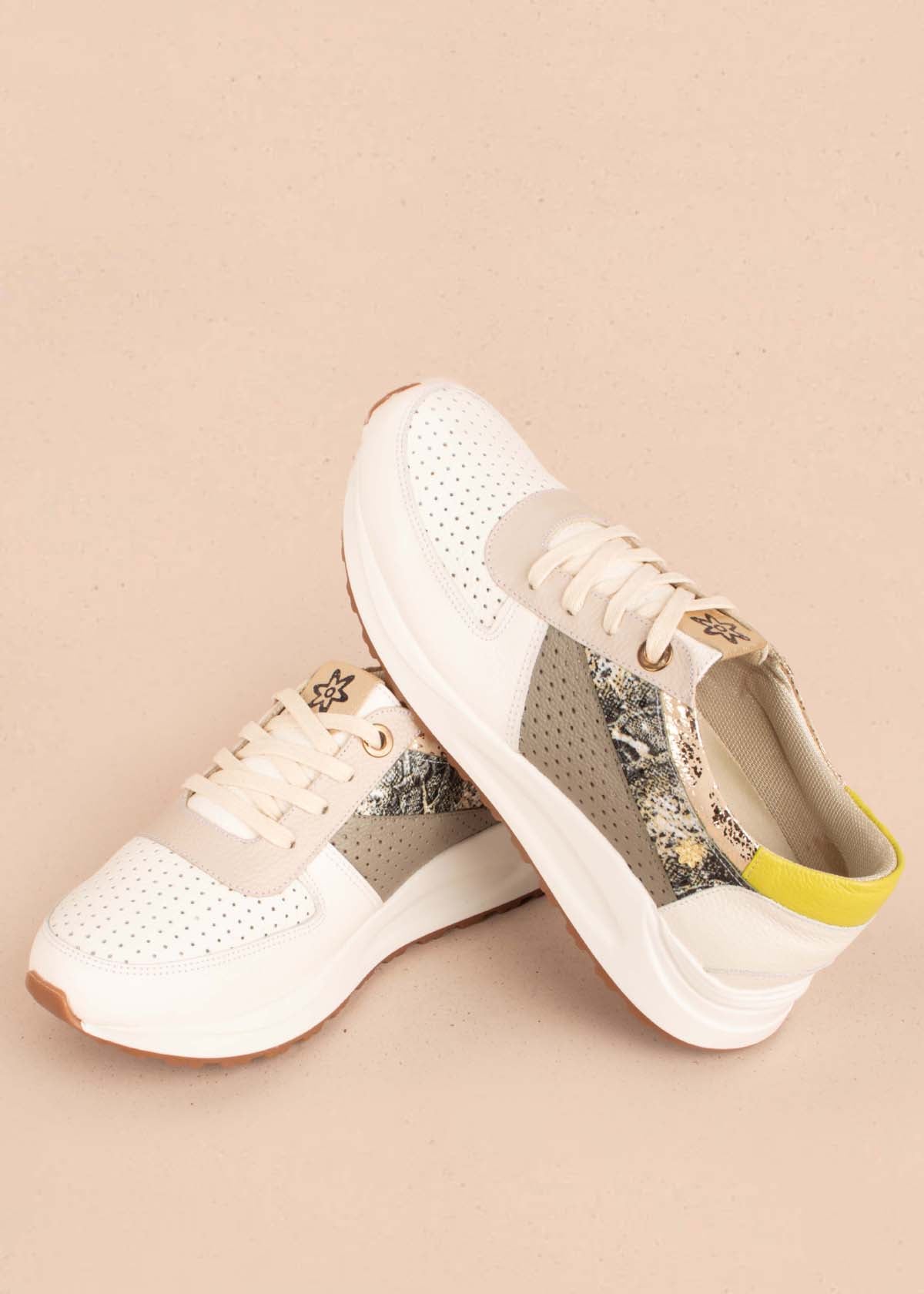 Tenis casuales en cuero color talco con folia animal print y perforaciones 104020