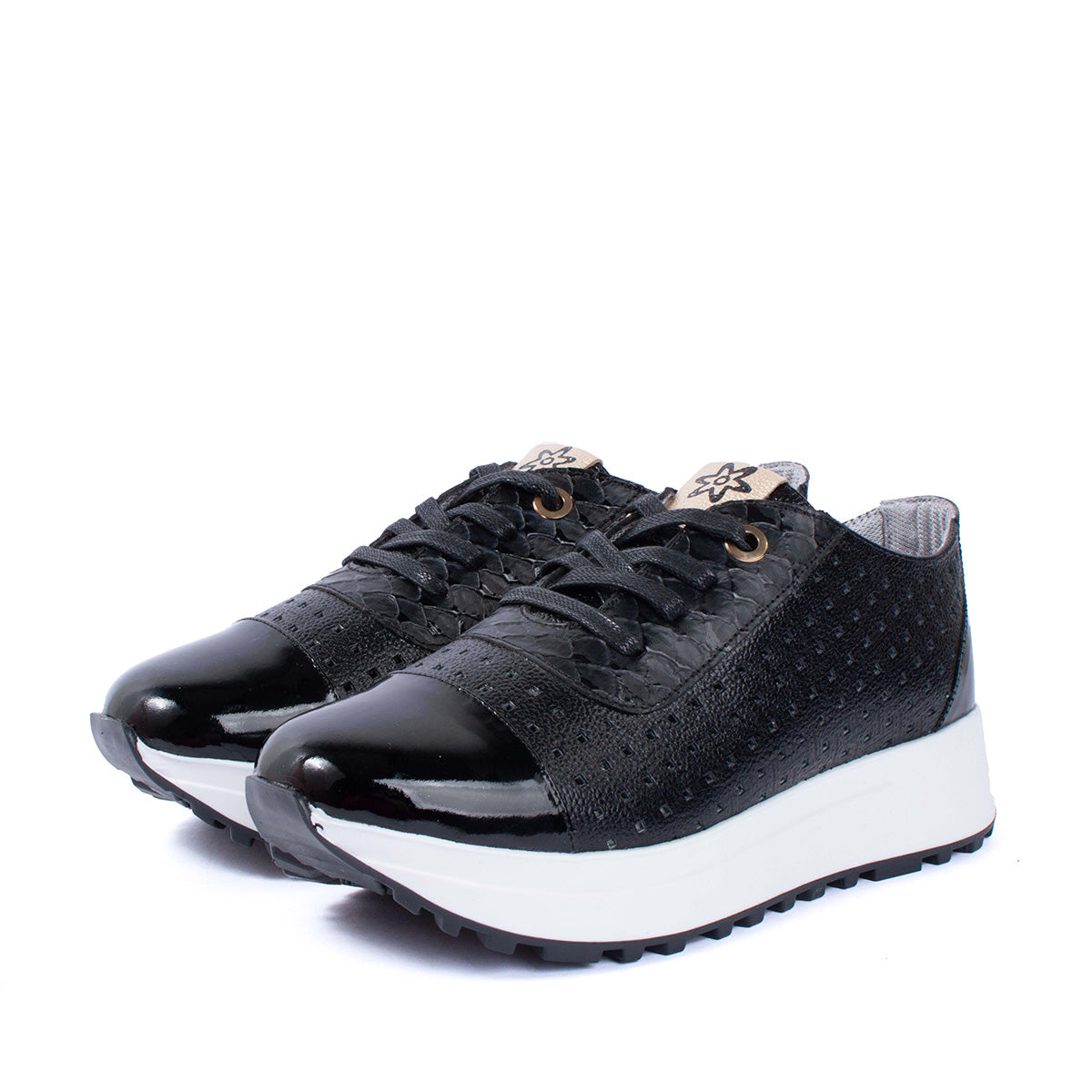 Tenis casuales en cuero color negro con perforaciones 104023