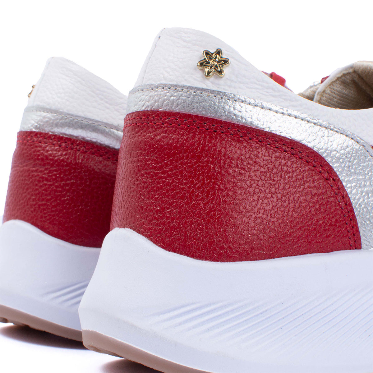 Tenis casuales en cuero color rojo con detalles blancos 104025