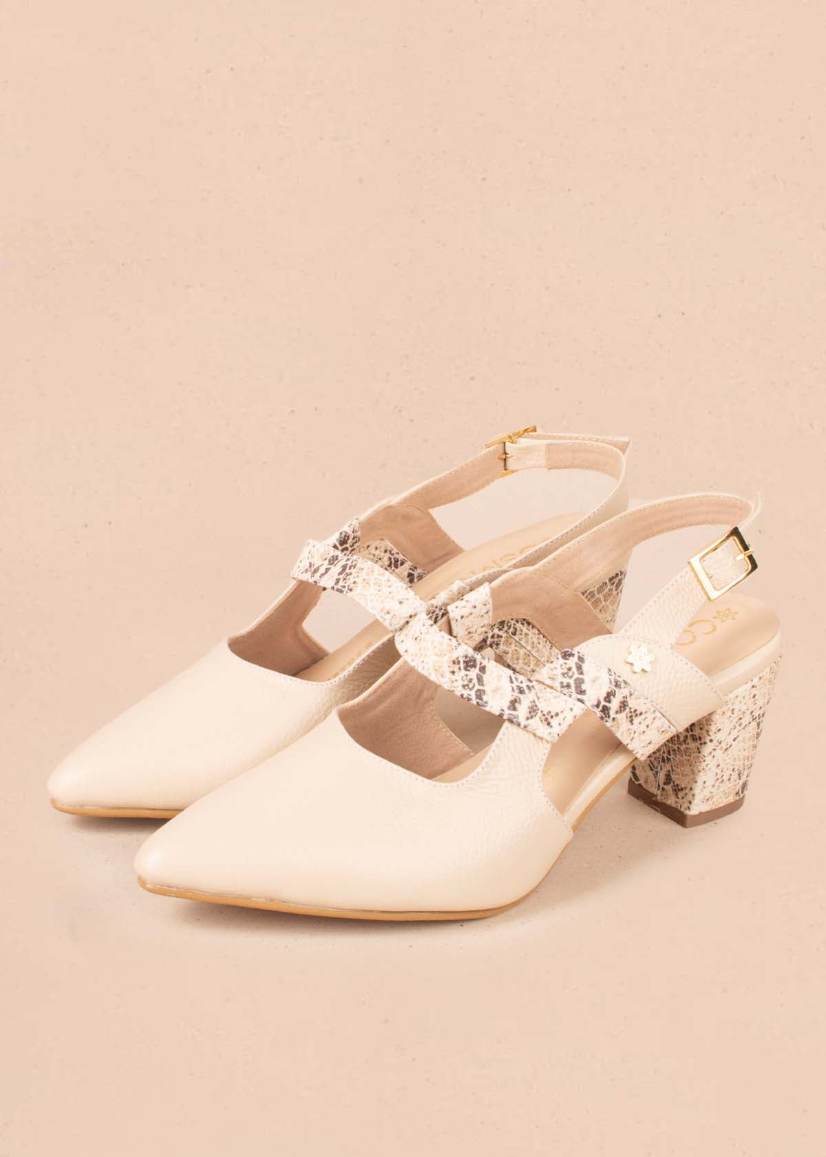 Tacones trabilla en cuero color beige con folia en correa 104029