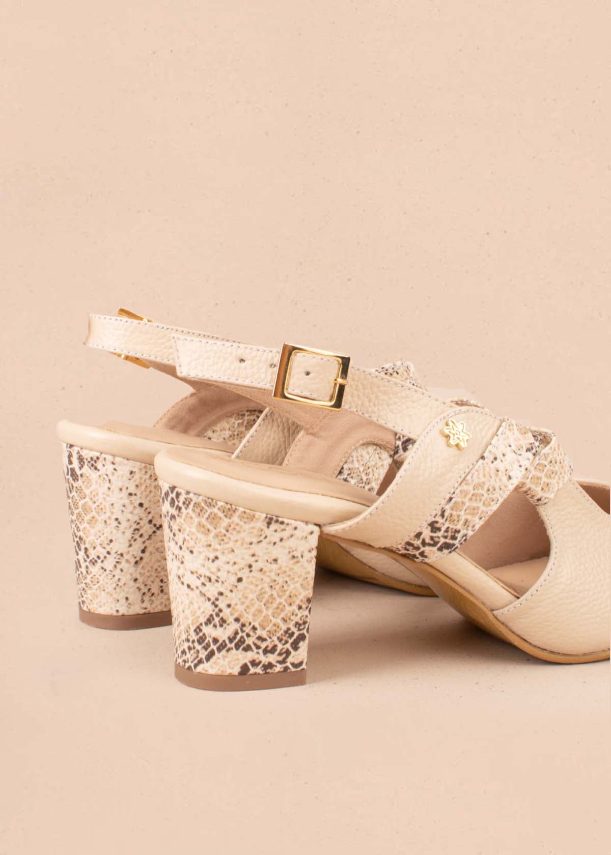 Tacones trabilla en cuero color beige con folia en correa 104029