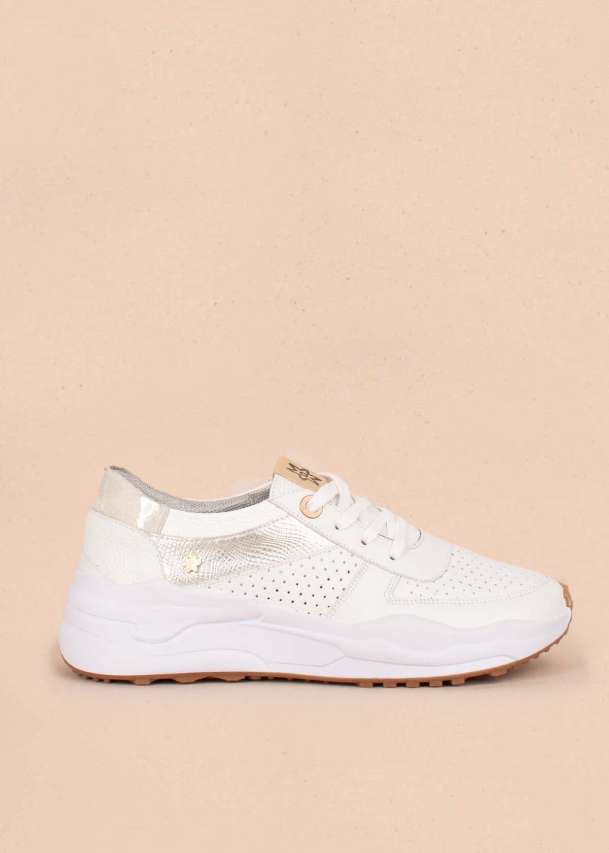 Tenis casuales en cuero color blanco con folia y perforaciones 104031