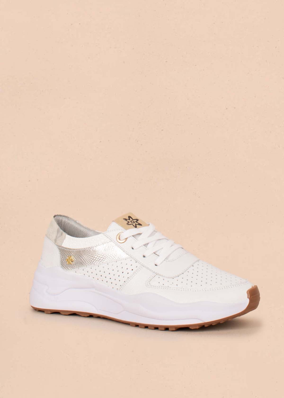 Tenis casuales en cuero color blanco con folia y perforaciones 104031