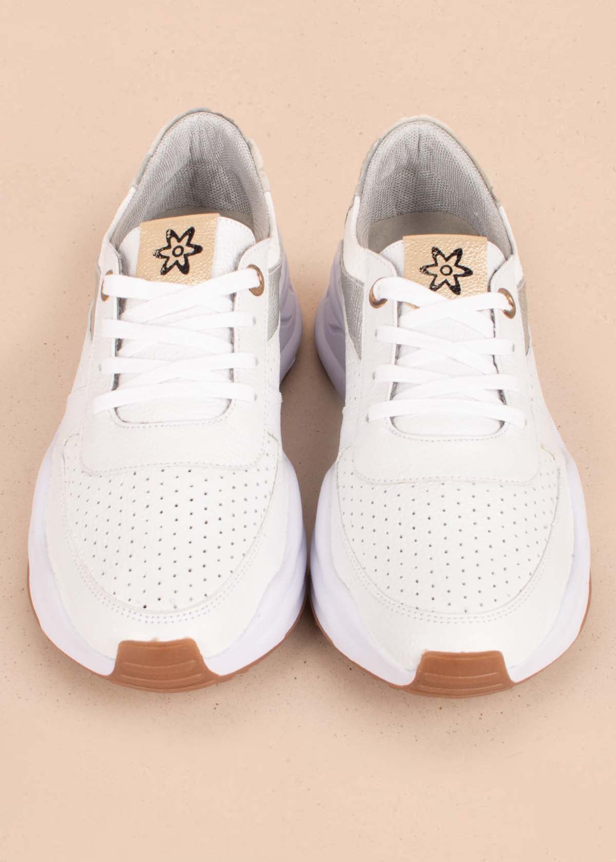 Tenis casuales en cuero color blanco con folia y perforaciones 104031