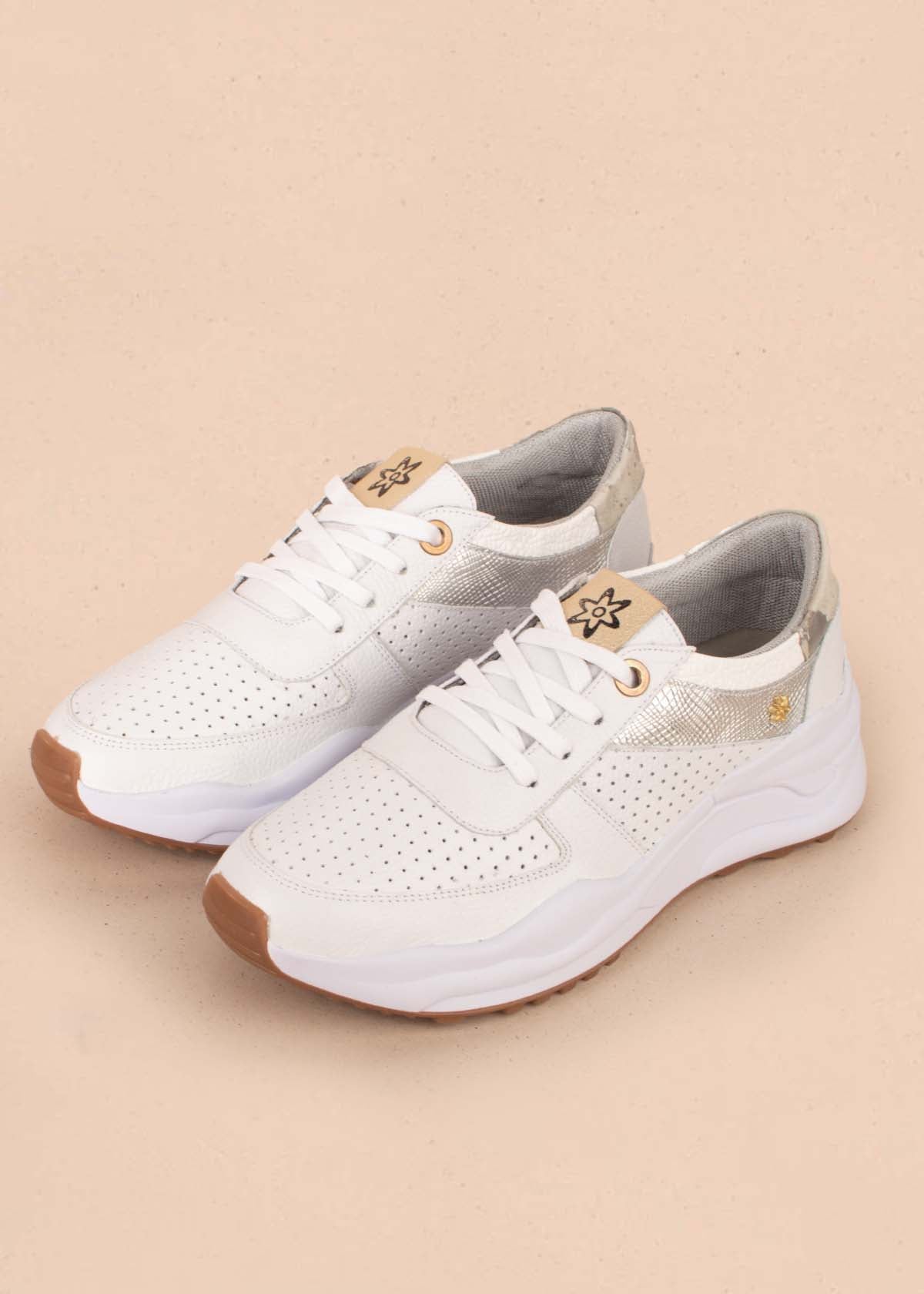 Tenis casuales en cuero color blanco con folia y perforaciones 104031