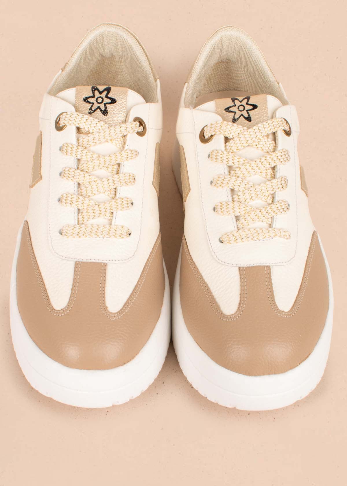 Tenis casuales en cuero color beige 104032