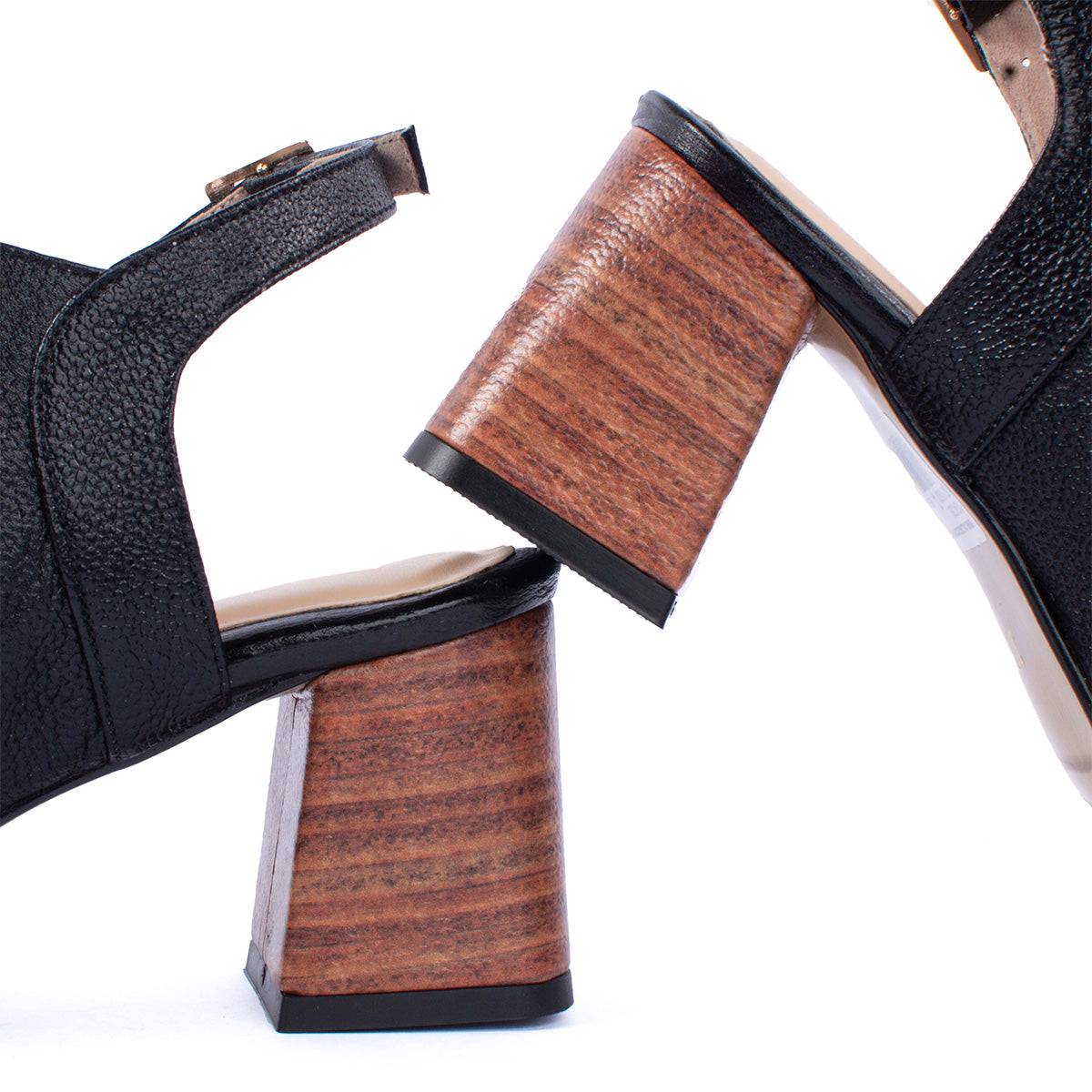 Sandalias altas en cuero color negro con perforaciones