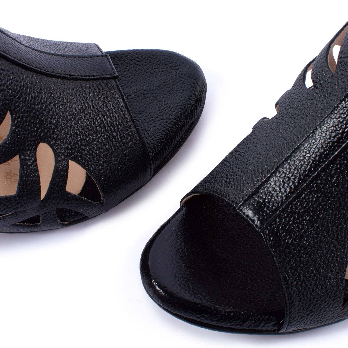 Sandalias altas en cuero color negro con perforaciones