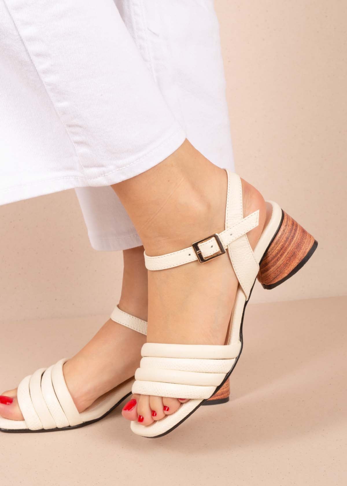 Sandalias altas en cuero color beige con correas delgadas 104034