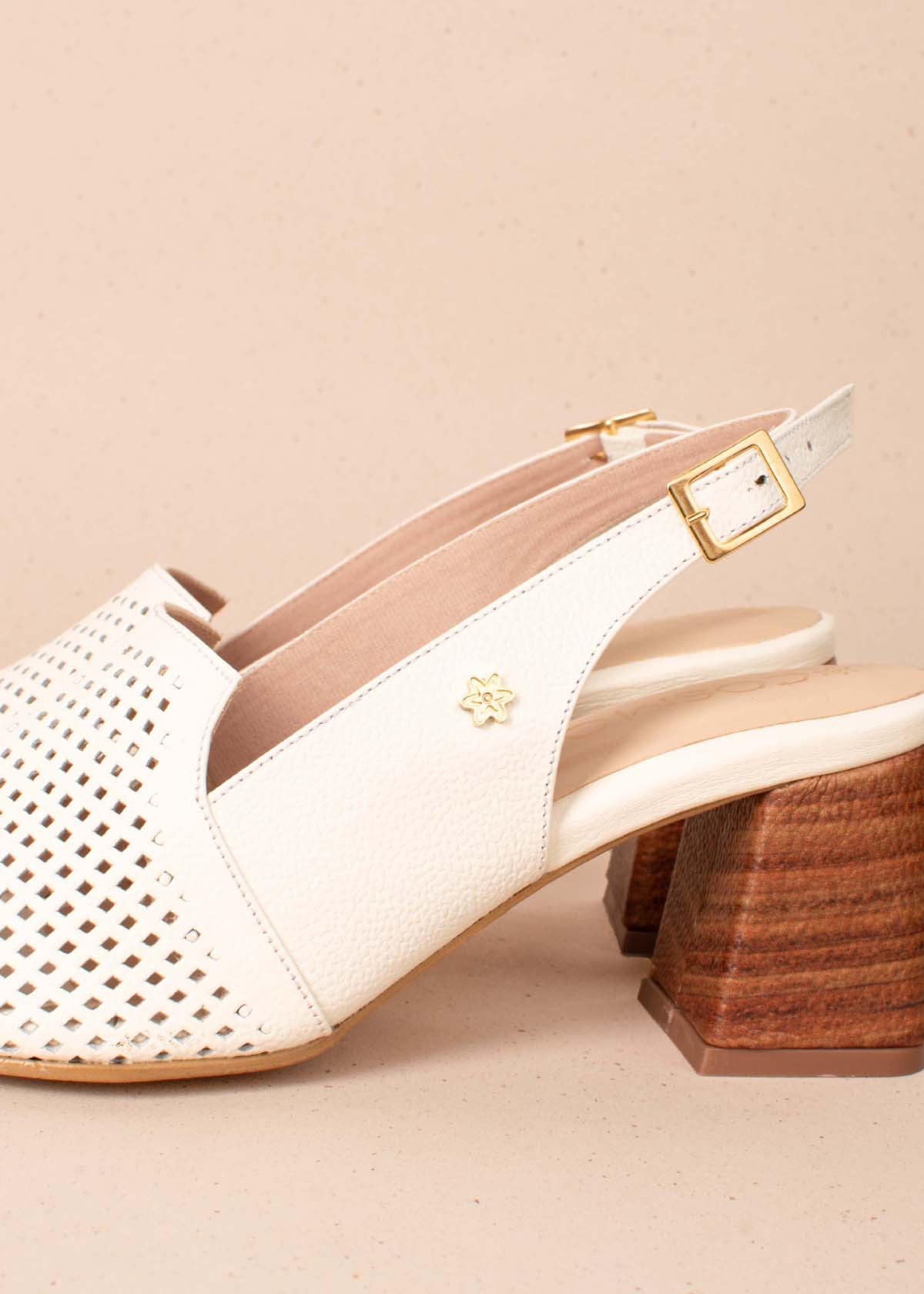 Sandalias altas en cuero color beige con perforaciones 104035