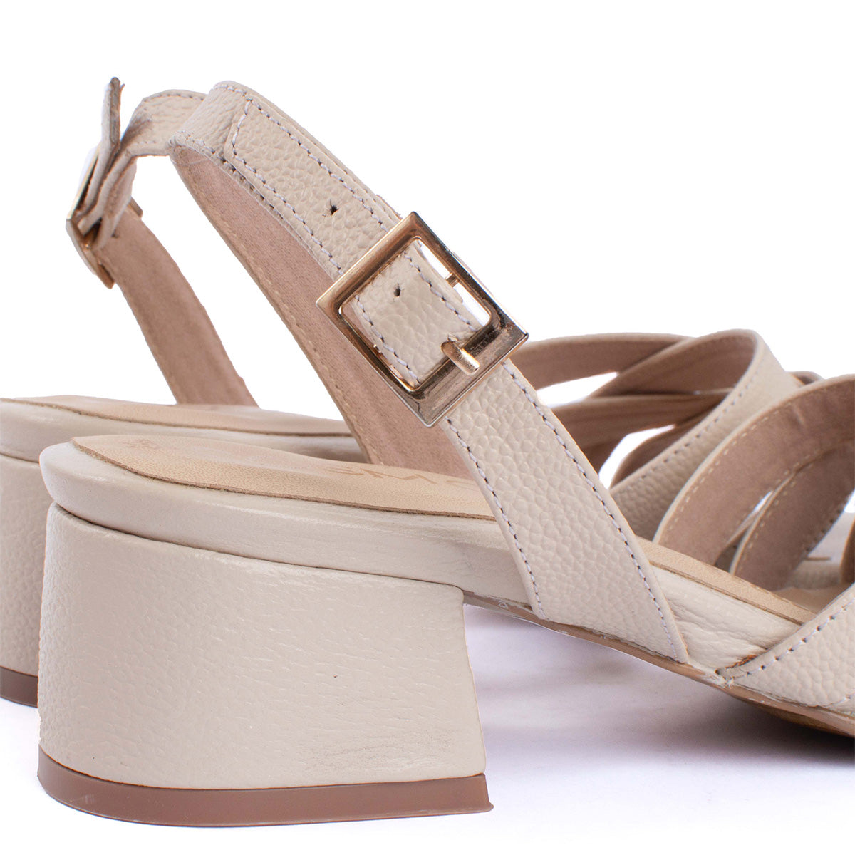 Sandalias en cuero color beige con correas cruzadas 104036