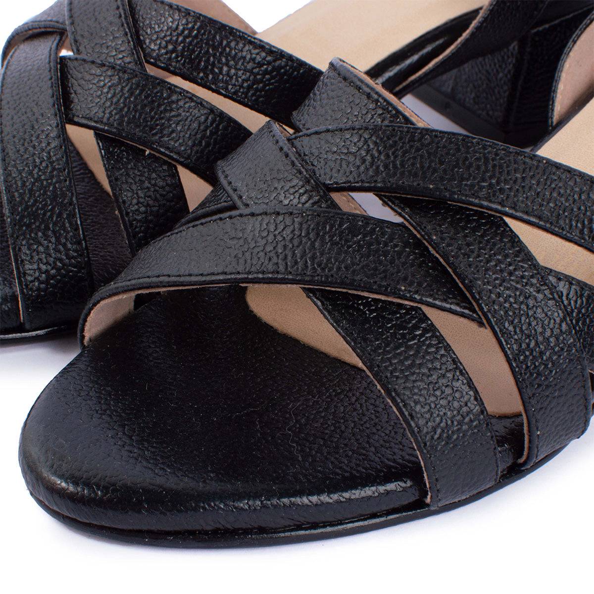 Sandalias en cuero color negro con correas cruzadas 104036