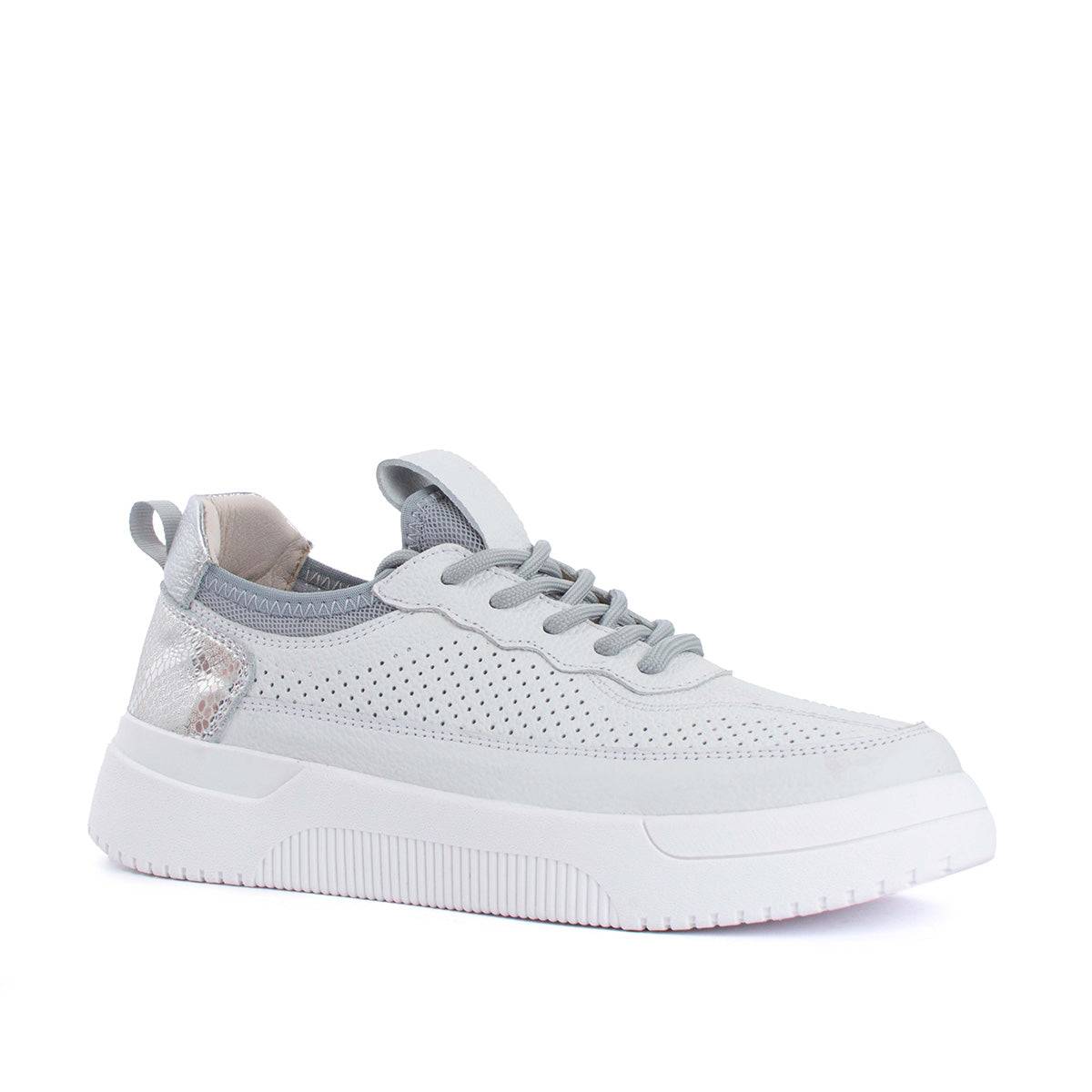 Tenis casuales en cuero color plata con perforaciones