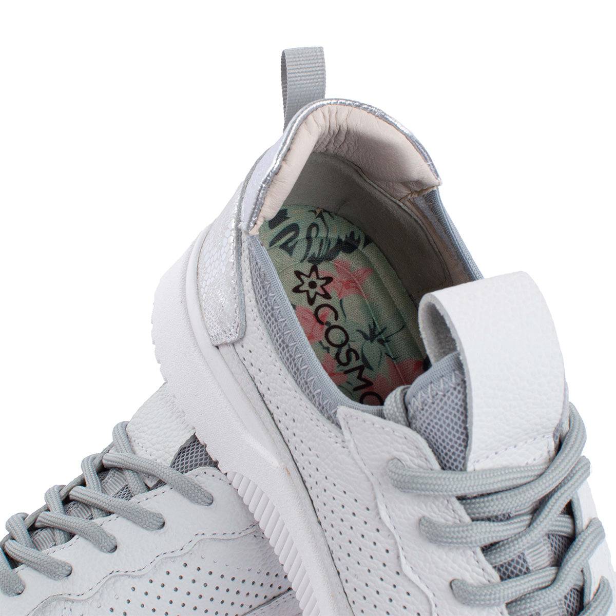 Tenis casuales en cuero color plata con perforaciones