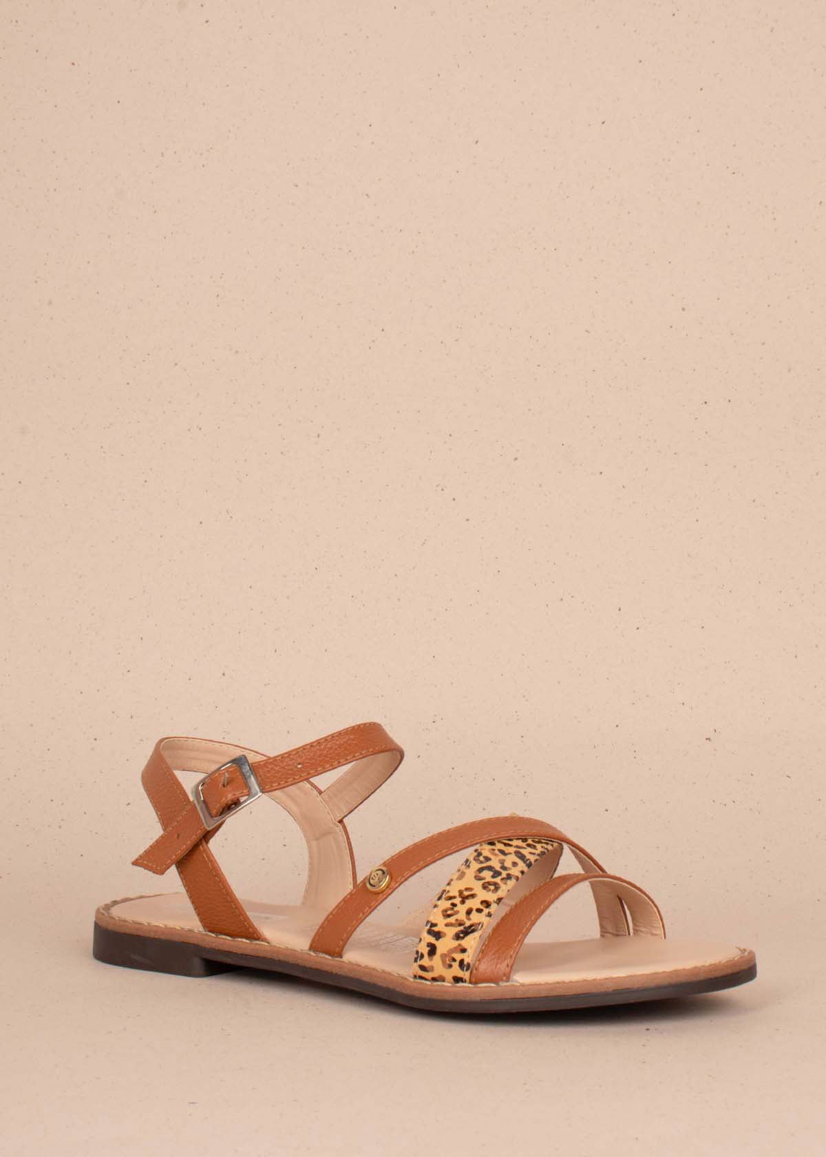 Sandalias planas en cuero color miel con folia animal print 104049