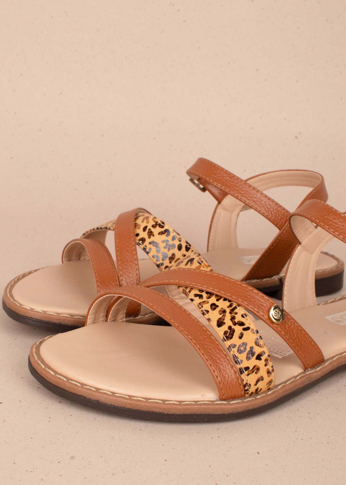 Sandalias planas en cuero color miel con folia animal print 104049