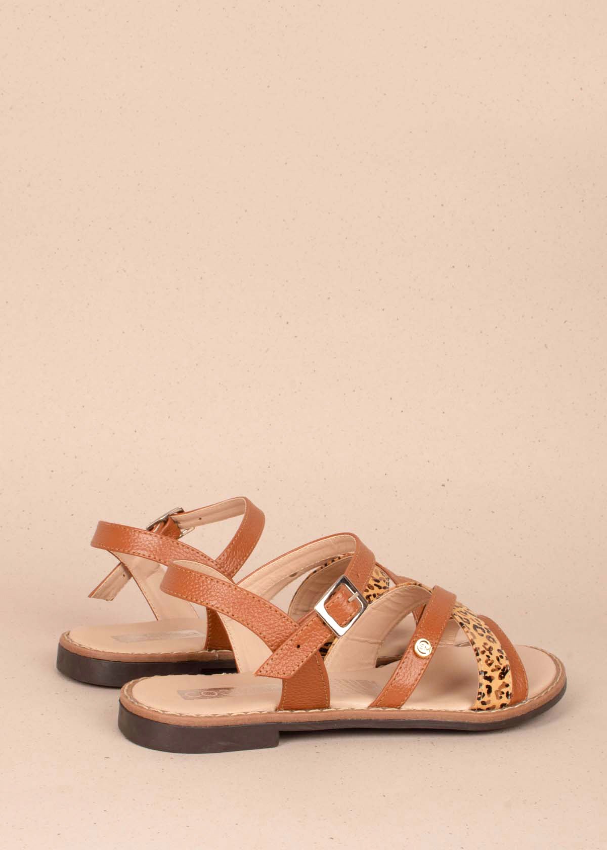 Sandalias planas en cuero color miel con folia animal print 104049