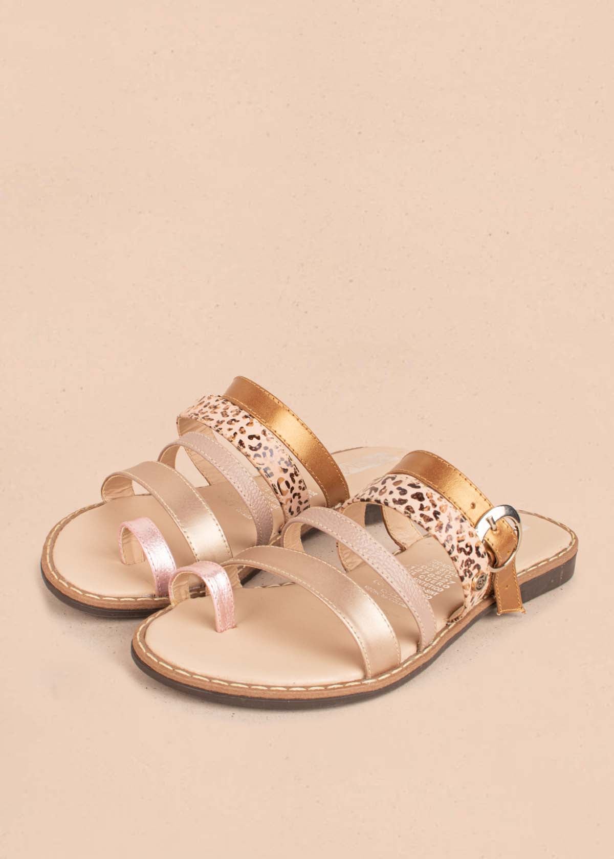 Sandalias planas en cuero color plata con folia animal print 104050