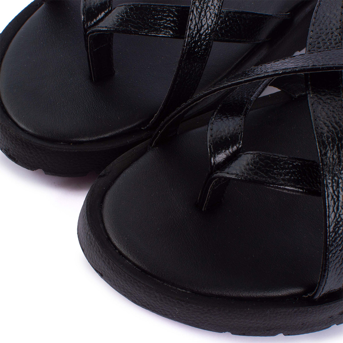 Sandalias planas en cuero color negro con correas cruzadas 104053