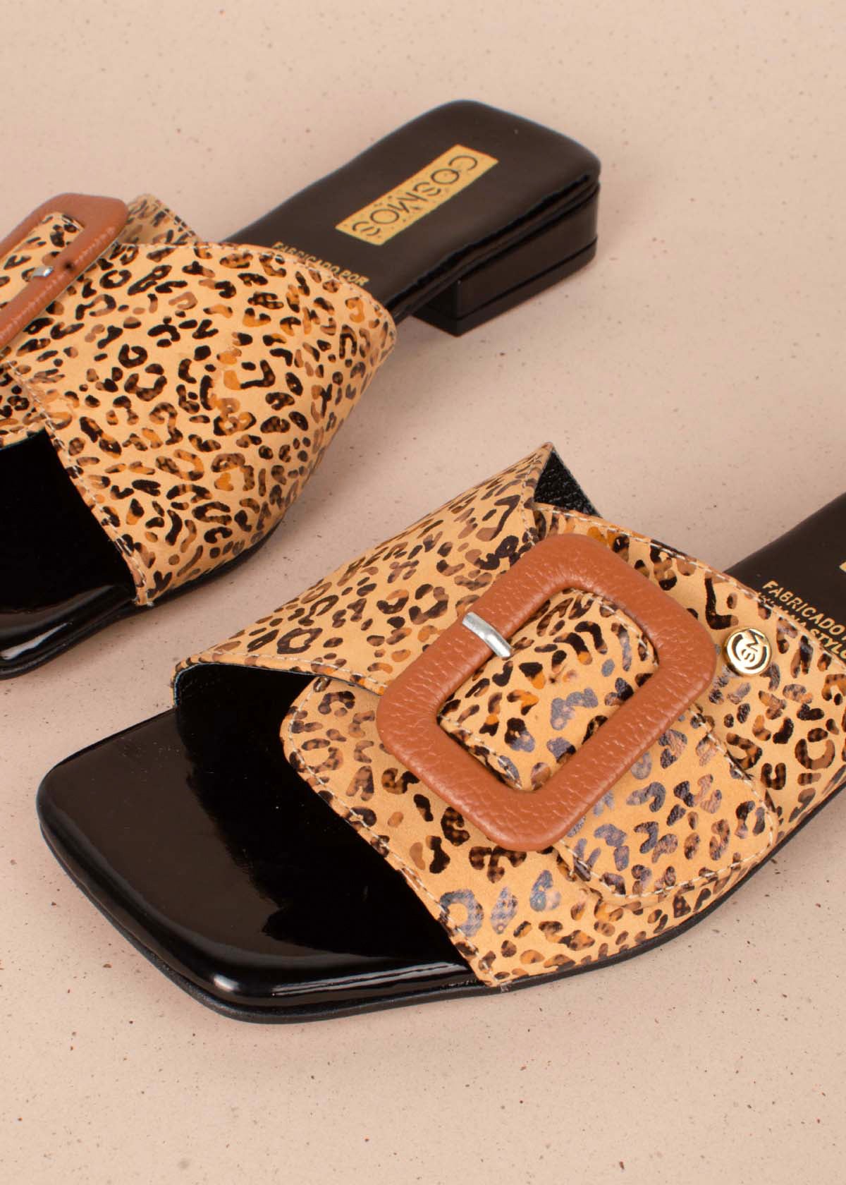 Sandalias planas en cuero color miel con folia animal print 104054