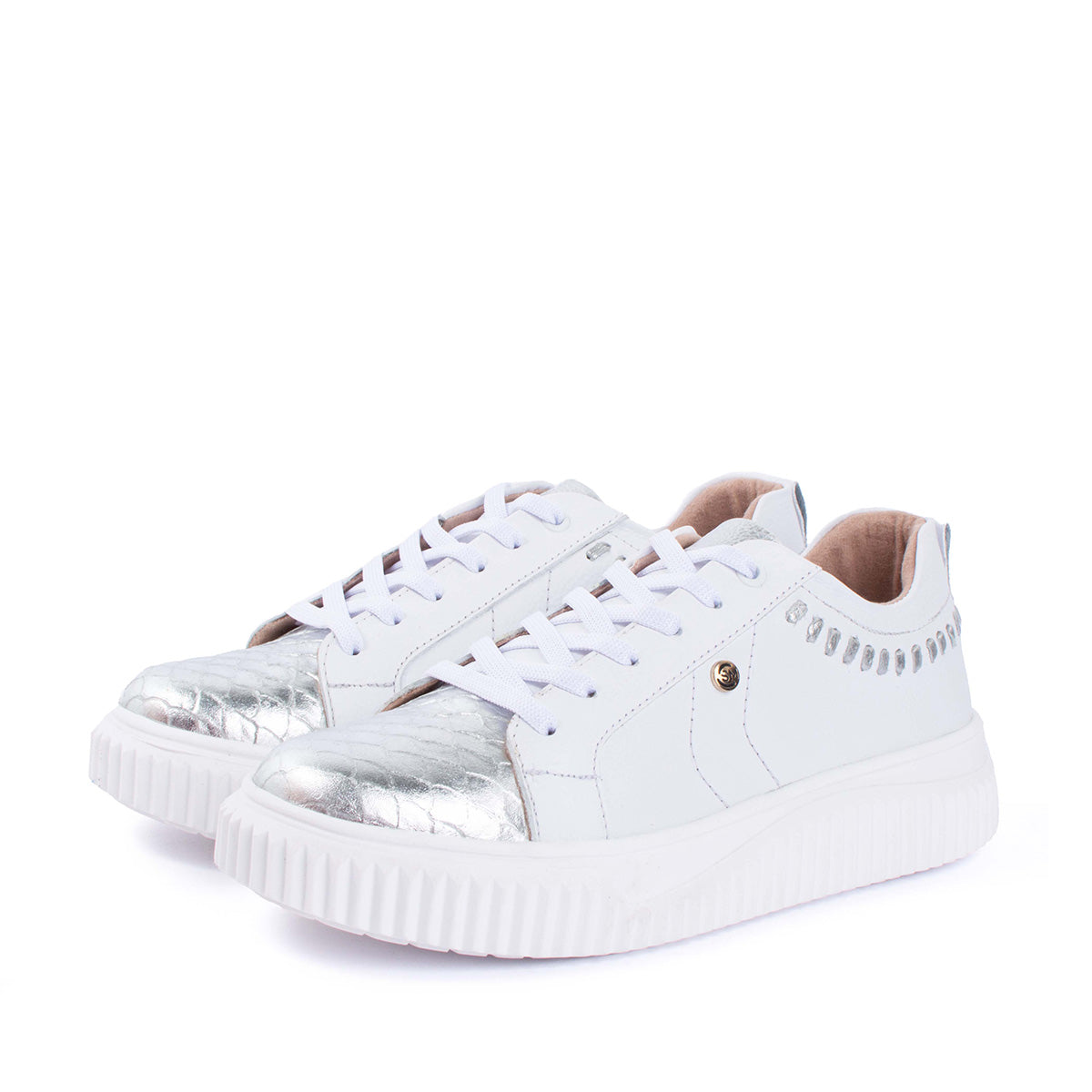 Tenis casuales en cuero color blanco con textura croco 104061