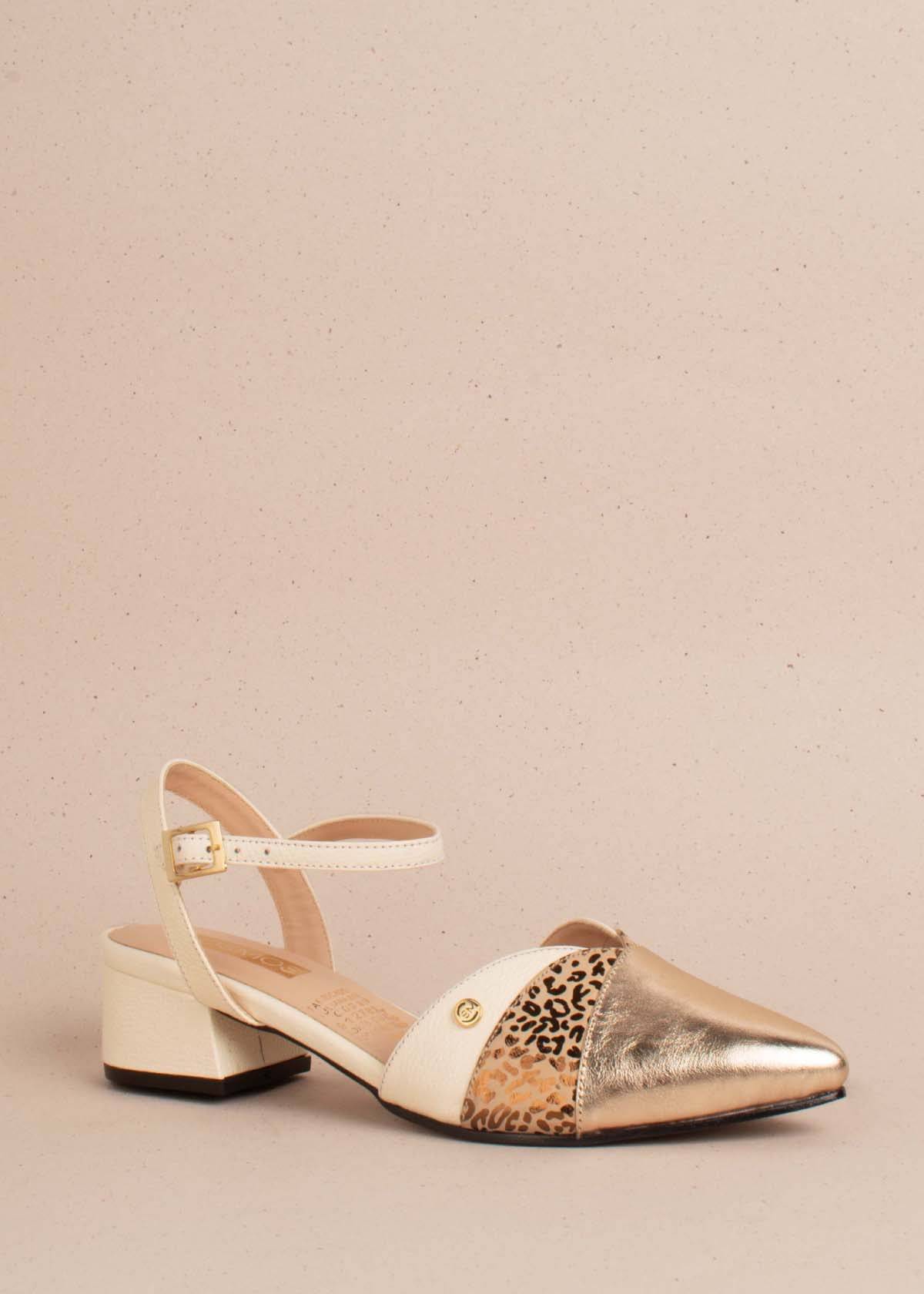 Tacones trabilla en cuero color talco con puntera animal print 104065