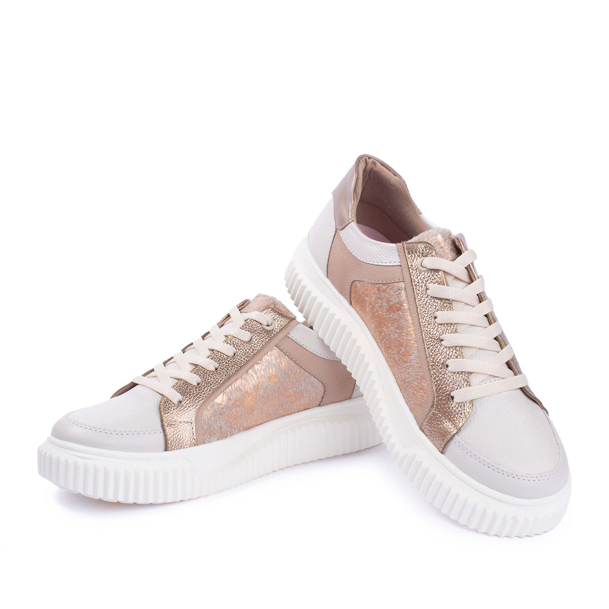 Tenis casuales en cuero color beige con detalles dorado y animal print 104067